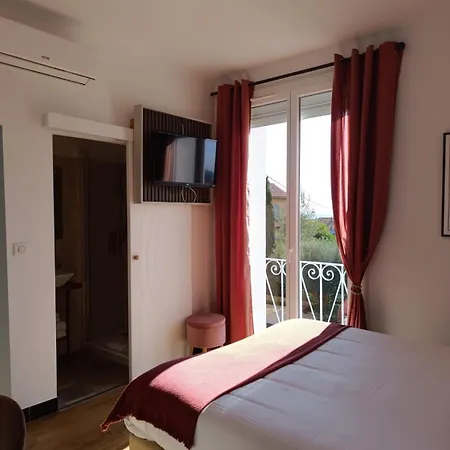 La Petite Boheme Hotel 3*